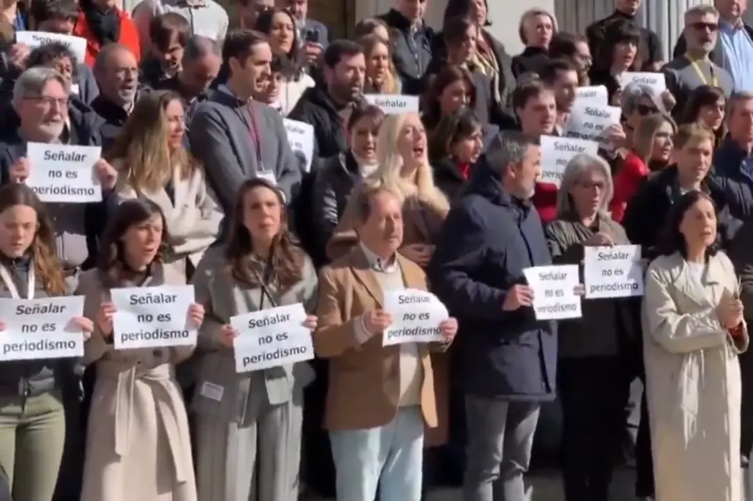 Varios periodistas en el Congreso de los Diputados. / X