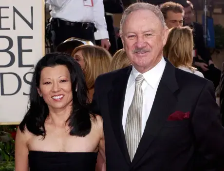 Gene Hackman y Betsy Arawaka, durante un evento hace varios a&ntilde;os en una imagen compartida por Antonio Banderas en redes sociales. / IG