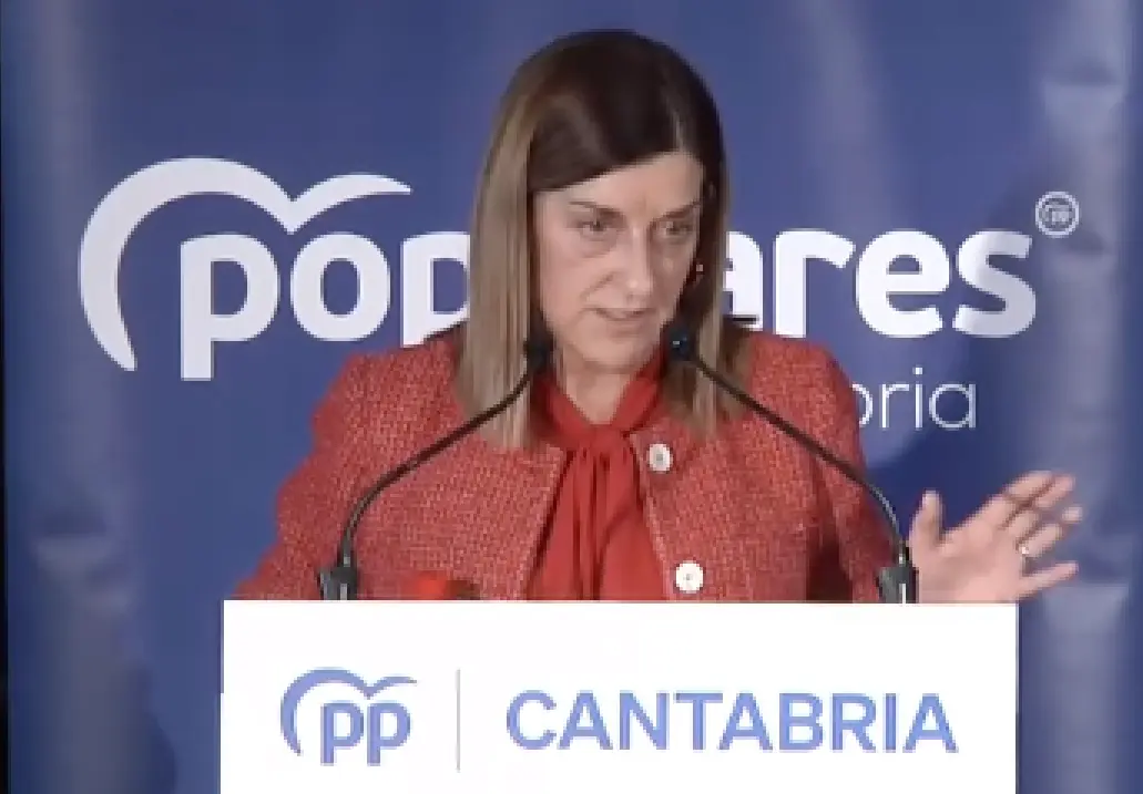 Mar&iacute;a Jos&eacute; S&aacute;enz de Buruaga, presidenta del Gobierno de Cantabria y l&iacute;der del PP en la regi&oacute;n, durante su intervenci&oacute;n en un acto del Partido Popular de Cantabria, donde lanz&oacute; duras cr&iacute;ticas al gobierno de Pedro S&aacute;nchez y a la gesti&oacute;n de la deuda catalana. / A.E.