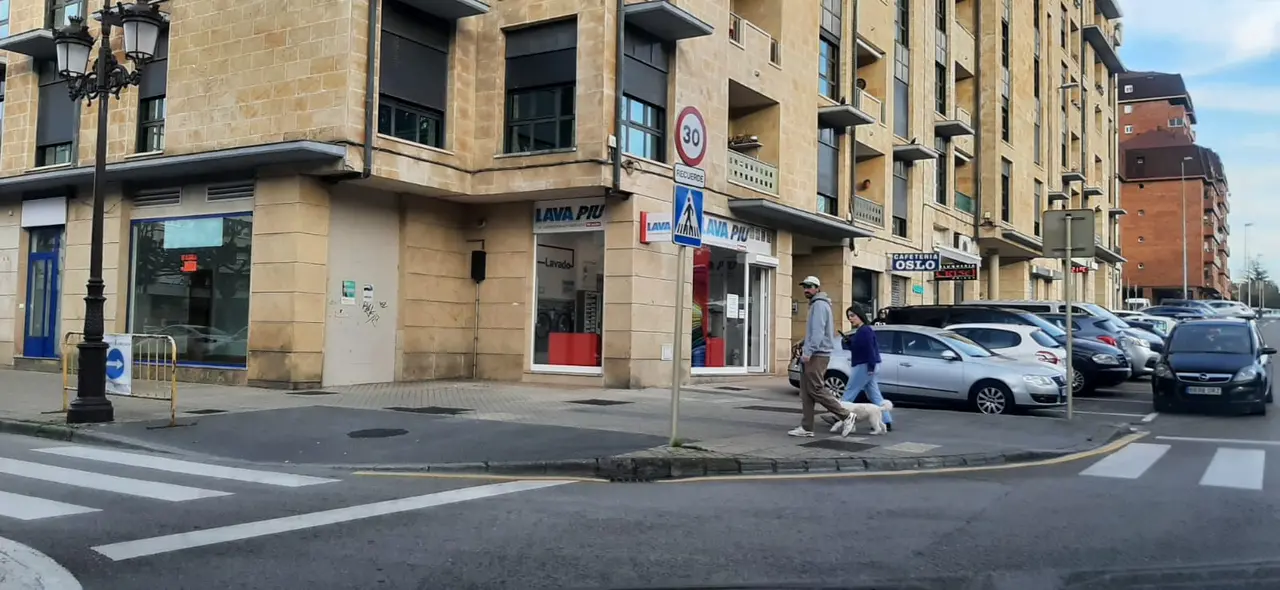 Dos personas caminan por una calle de Torrelavega. / S.D.
