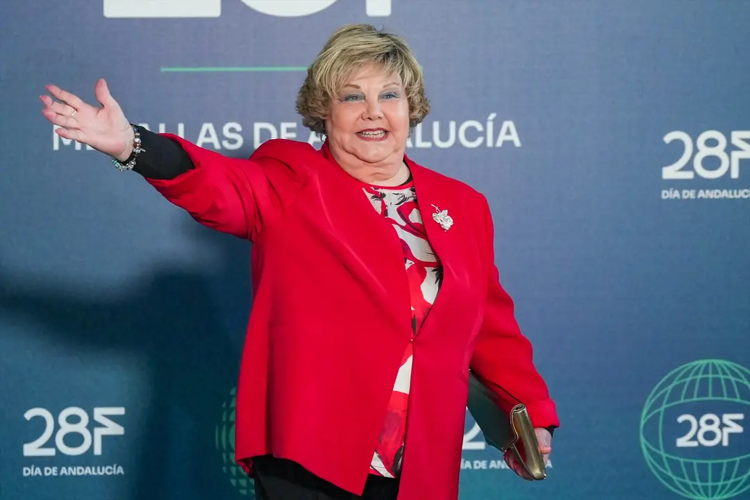 La cantante, Karina a su llegada a la firma en el Libro de Honor. / Francisco J. Olmo
