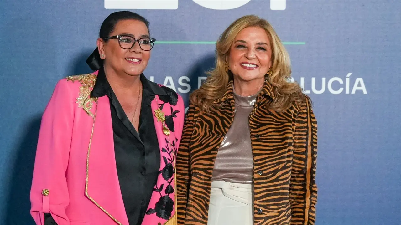 La cantante, Mar&iacute;a del Monte (i) y su pareja la periodista, Inmaculada Casal (d) a su llegada a la firma en el Libro de Honor. / Francisco J. Olmo