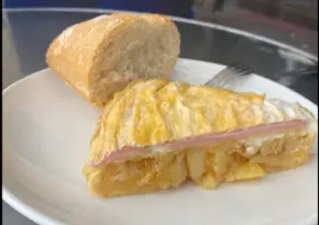 Pincho de tortilla del bar Juanjo en Santander. / A.E.