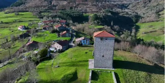 Vista a&eacute;rea de la Torre de Rubin de Celis y la iglesia de San Facundo en la localidad de Obeso en el municipio de Rionansa. / A.S.