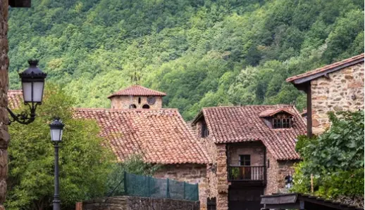 Varias casa de B&aacute;rcena Mayor uno de los pueblos m&aacute;s visitados de Cantabria. / A.S.