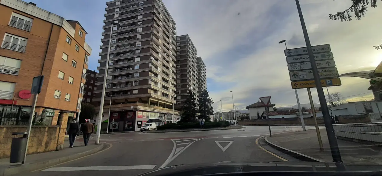 Una de las calles c&eacute;ntricas de Torrelavega. / S.D.