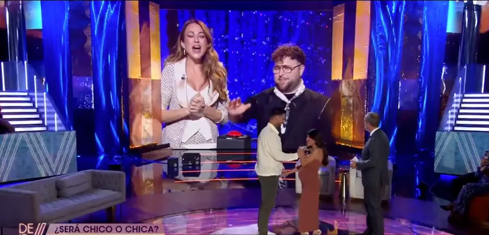Isa y Asraf en el programa De Viernes, antes de conocer el sexo del beb&eacute;. / Mediaset