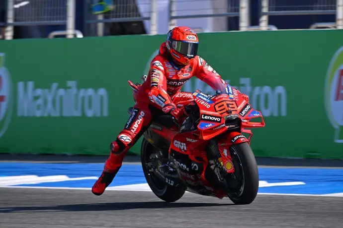 El piloto Marc M&aacute;rquez en el circuito de Singapur. / x