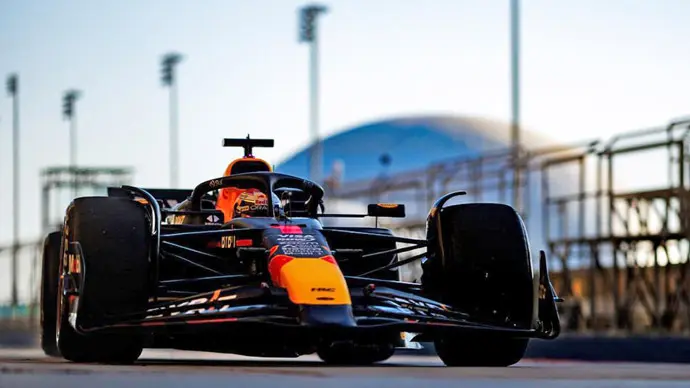 El piloto Max verstappen, durante unas pruebas en Londres. / x