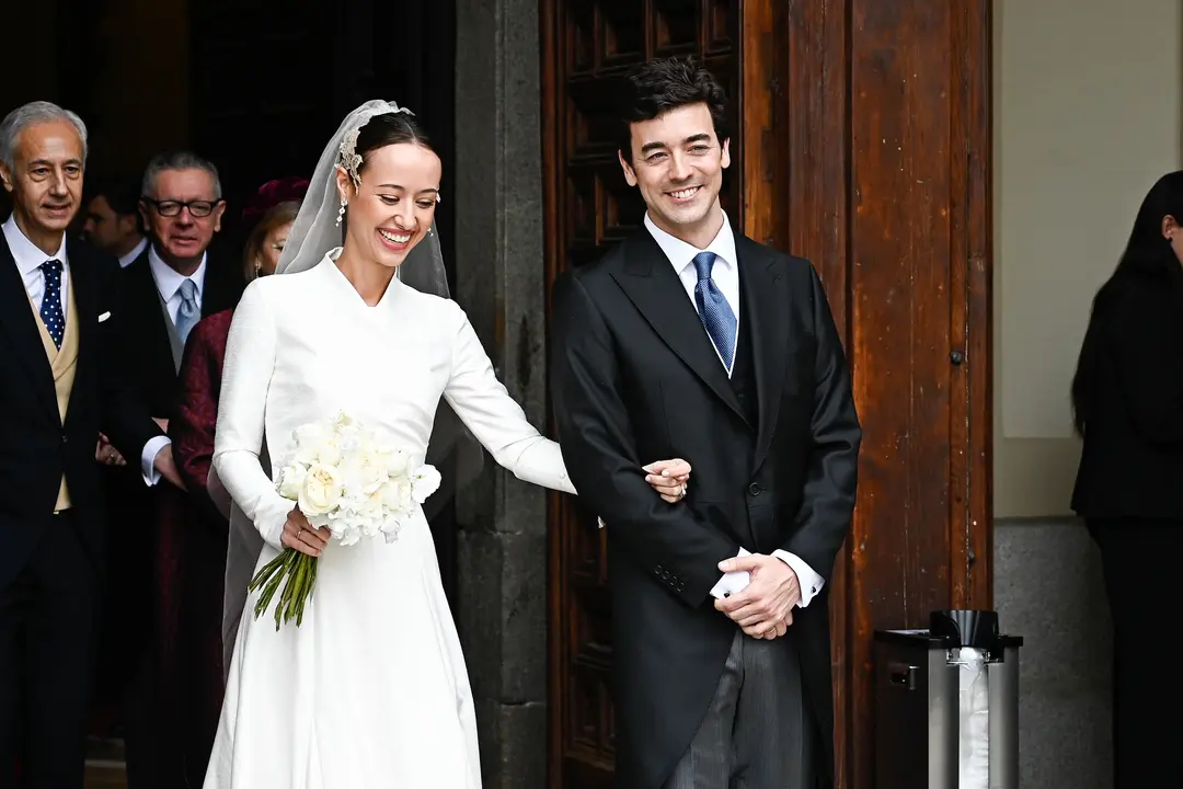 Ignacio Ru&iacute;z-Gallard&oacute;n y Nerea Zabala salen de la Iglesia de Santa B&aacute;rbara de Madrid tras darse el "s&iacute; quiero". / EP