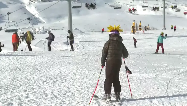 Varias personas en la estaci&oacute;n de esqu&iacute; de Alto Campoo. / RTVE