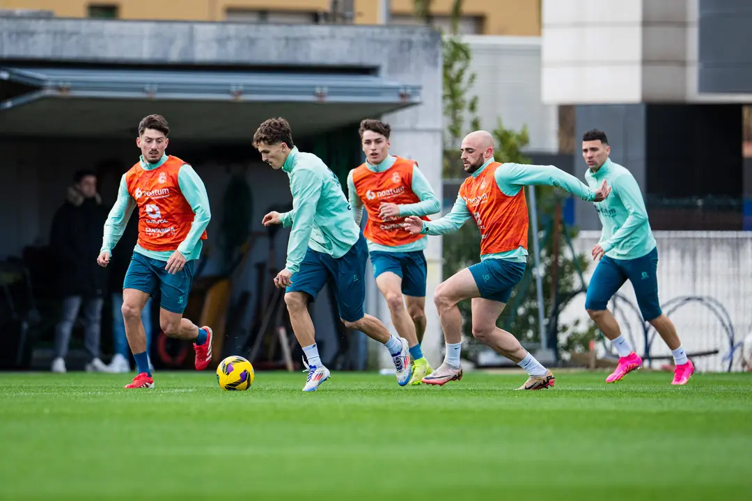 Los jugadores del Racing en el entrenamiento de ayer en La Albericia. / RRC
