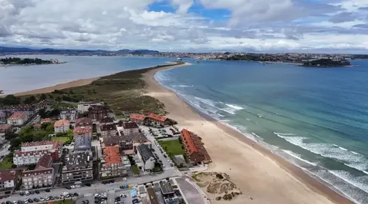 Vista a&eacute;rea de Somo, con Santander al fondo. / A.S.