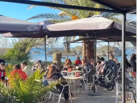 Uno de los locales m&aacute;s aclamados de Noja en verano. / La Caba&ntilde;a