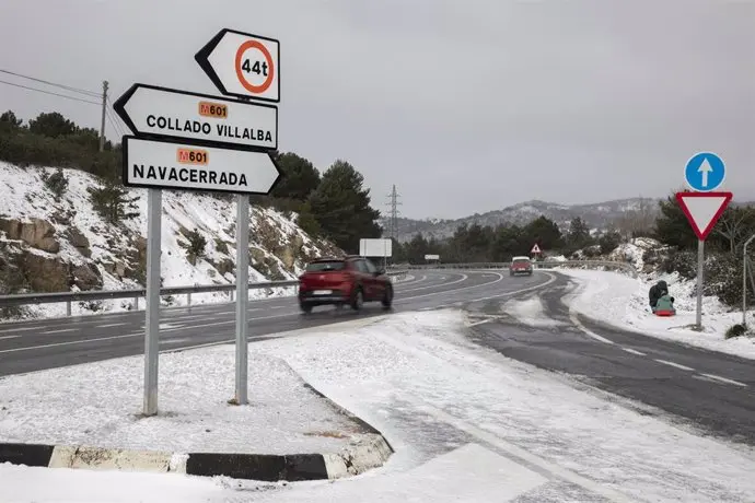 Un coche circulando por una carretera nevada. / EP