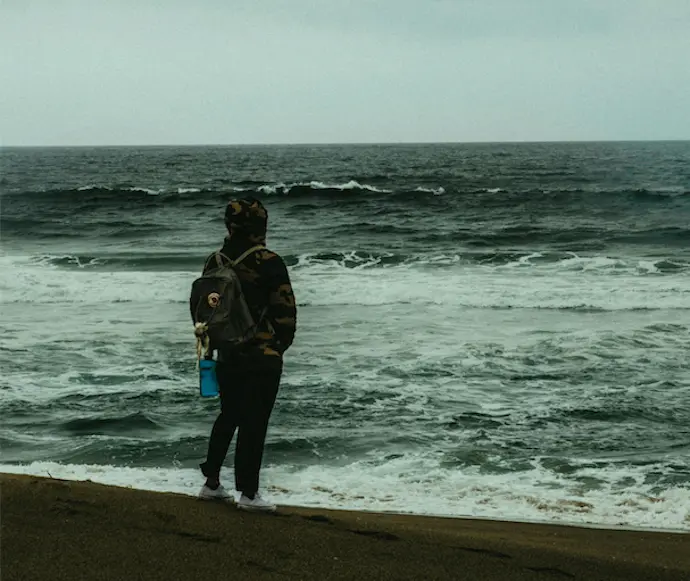 Una persona dando un paseo por la playa un d&iacute;a nublado. / A.E