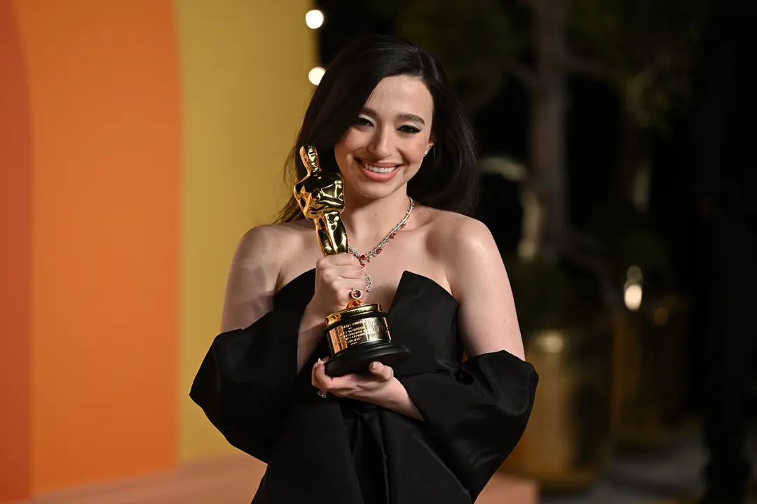 Mikey Madison con su premio Oscar. / Doug Peters