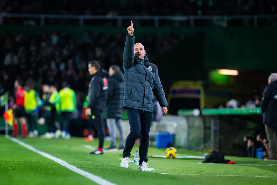 Jos&eacute; Alberto en la zona t&eacute;cnica durante el partido ante el Elche. / RRC