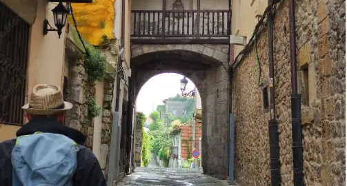Un hombre de espaldas, paseando por el casco hist&oacute;rico. / A.S.