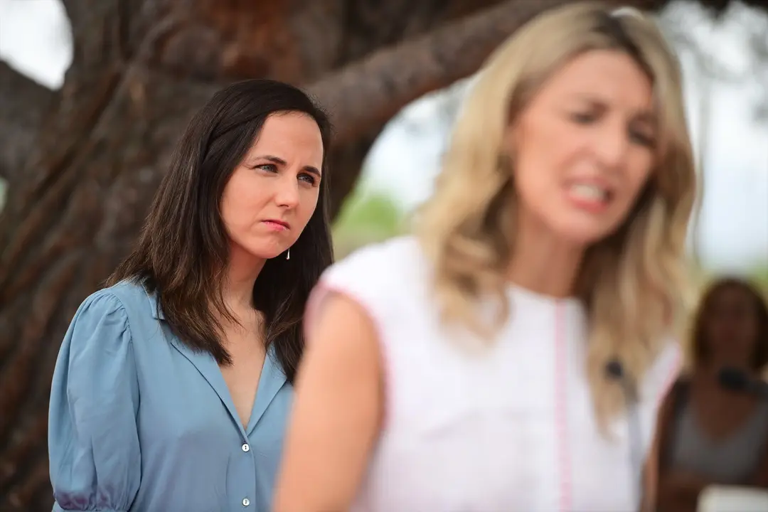 Ione Belarra, l&iacute;der de Podemos, detr&aacute;s de Yolanda D&iacute;az durante un acto p&uacute;blico de Sumar. / Iv&aacute;n Delgado