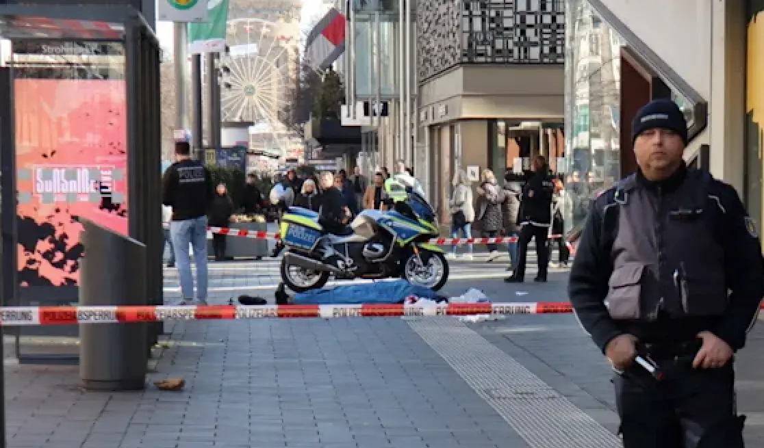 Seg&uacute;n la informaci&oacute;n de BILD, un conductor que circulaba por la calle comercial Planken, cerca de la torre de agua, se abalanz&oacute; sobre una multitud en la zona peatonal, justo al lado de la Galeria Kaufhof.