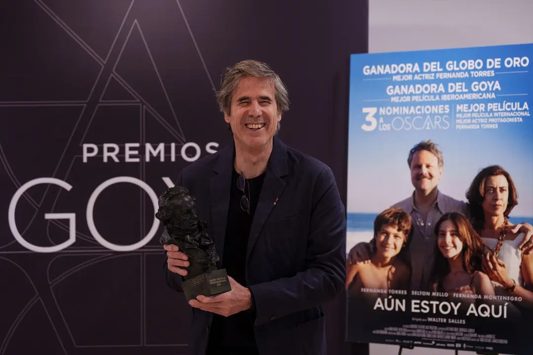 El director brasile&ntilde;o, Walter Salles(d), cuando recogi&oacute; el premio Goya. /  Matias Chiofalo / Archivo