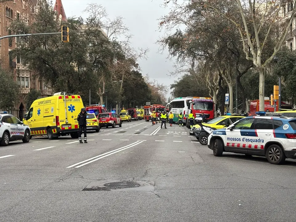 Choque de dos autocares en la avenida Diagonal de Barcelona, que ha causado m&aacute;s de 30 heridos. / EP