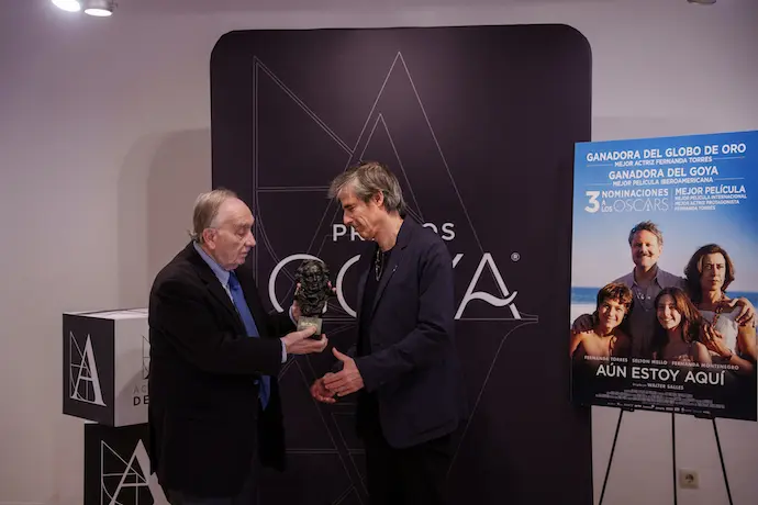 El presidente de la academia de Cine, Fernando M&eacute;ndez-Leite(i), entrega el Goya a la Mejor Pel&iacute;cula Iberoamericana al director brasile&ntilde;o, Walter Salles(d). / EP