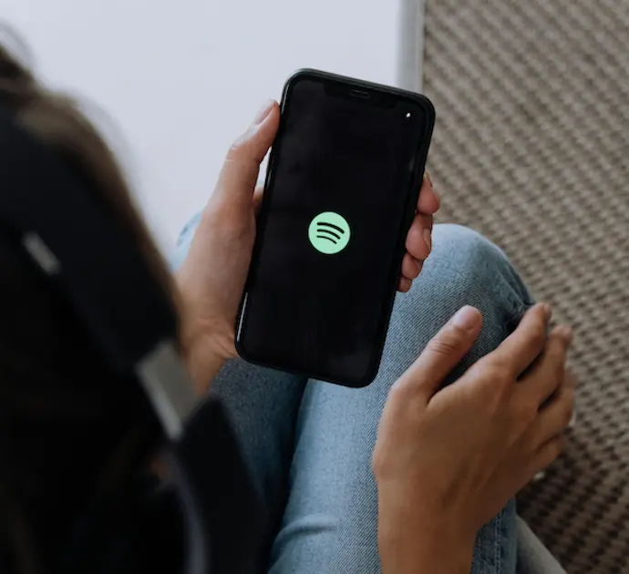 Una persona intenta abrir la aplicaci&oacute;n de Spotify. / A.E