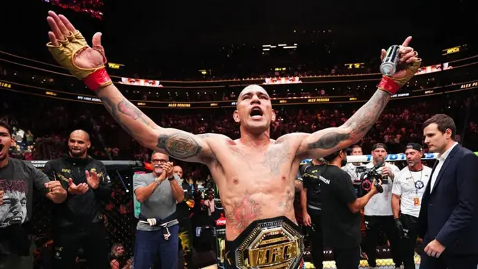 El luchador de UFC, &Aacute;lex Pereira, en el cuadril&aacute;tero. / x