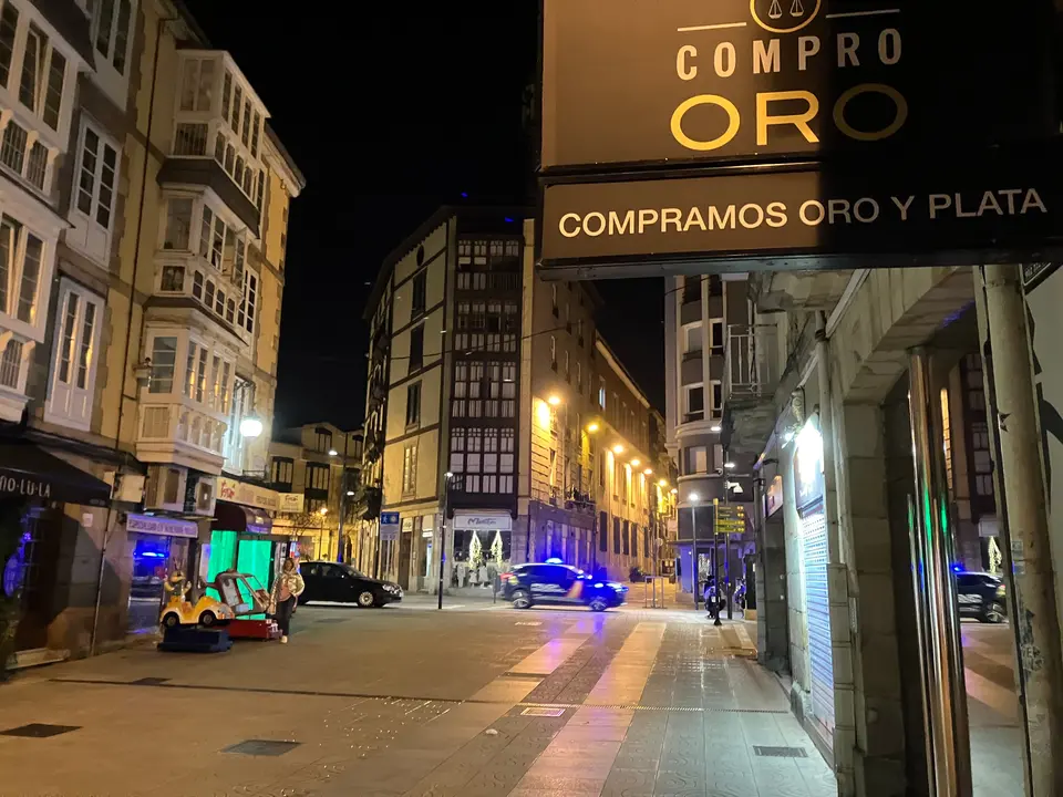 Un coche de la Polic&iacute;a Nacional patrulla las calles de Torrelavega. / S.D.