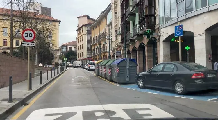 Calle Joaqu&iacute;n Hoyos, completamente vac&iacute;a en hora punta, reflejando el impacto de la Zona de Bajas Emisiones en la actividad