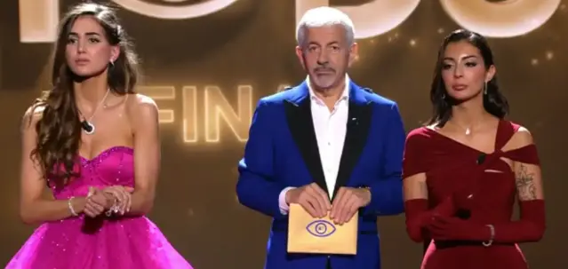 Carlos Sobera, entre Maica (izq) y Marieta (dcha), antes de decir a la ganadora. / Mediaset