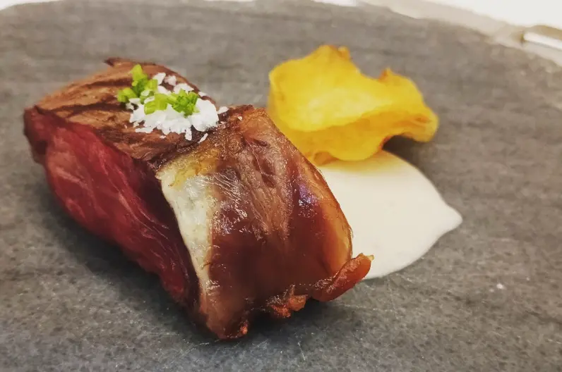 Un entrecot, con una cremosa salsa de queso, una de las estrellas del restaurante. / La Carter&iacute;a