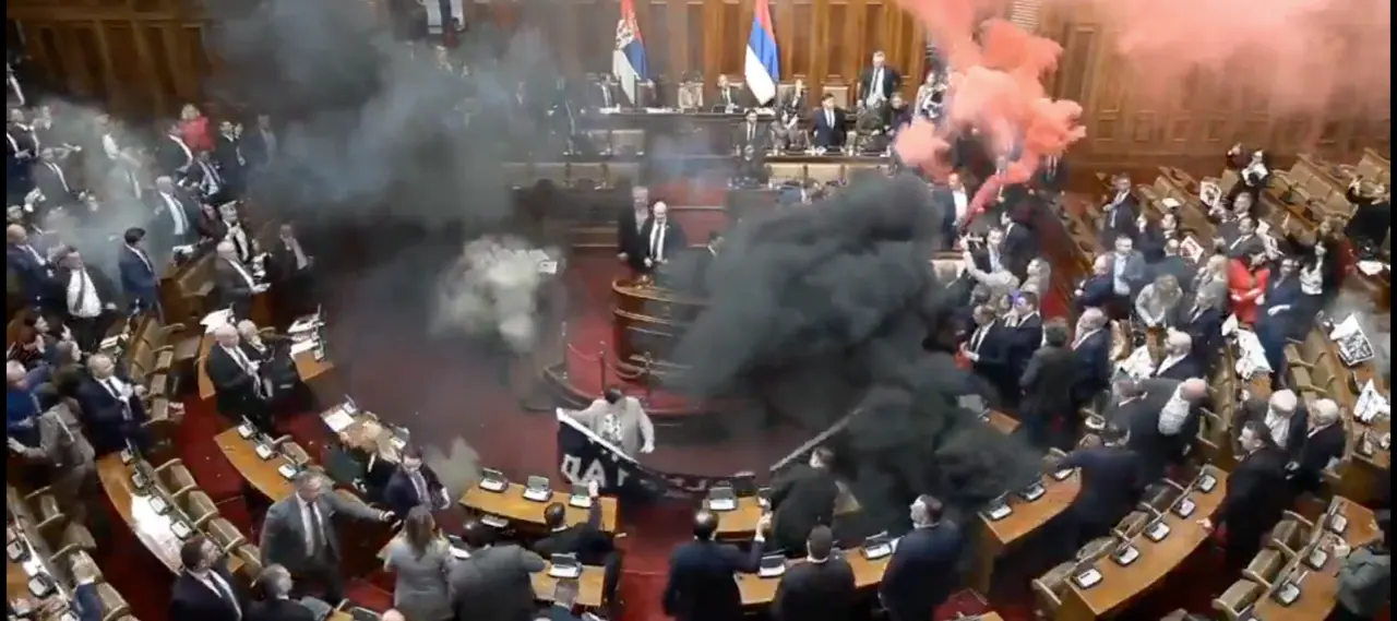 Momento del incidente en el Parlamento de Serbia. / RRSS
