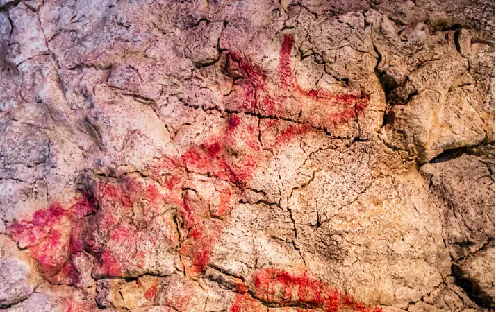 Una de las representaciones que hay dentro de la cueva de El Pendo. / A.S.