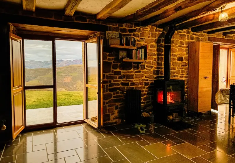 Sal&oacute;n con chimenea y vistas a las monta&ntilde;as. / Villabrenagudina