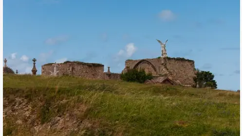 Vista del '&aacute;ngel exterminador', en el cementerio de Comillas. / A.S.