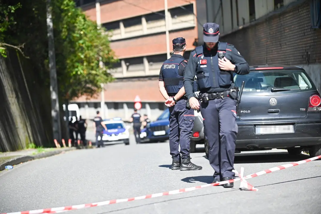 Agentes de la Ertzaintza durante una operaci&oacute;n. / Arnaitz Rubio
