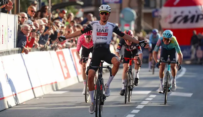 El ciclista del Emirates, Juan Ayuso, cruza la l&iacute;nea de meta. / x