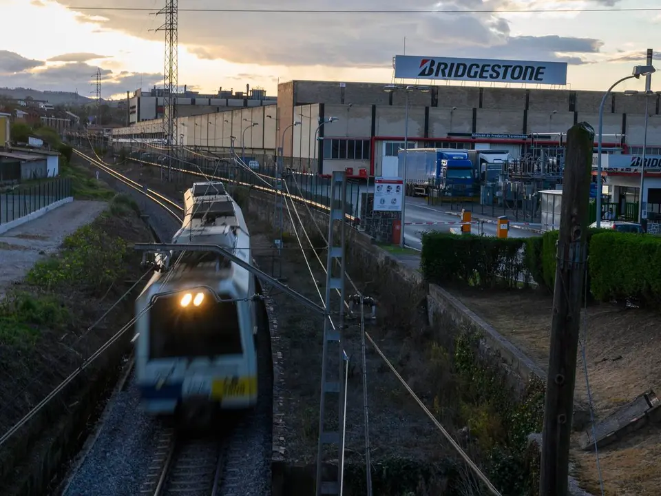 La llegada de los nuevos trenes podr&iacute;a retrasarse tres a&ntilde;os m&aacute;s. (EFE/Pedro Puente Hoyos)