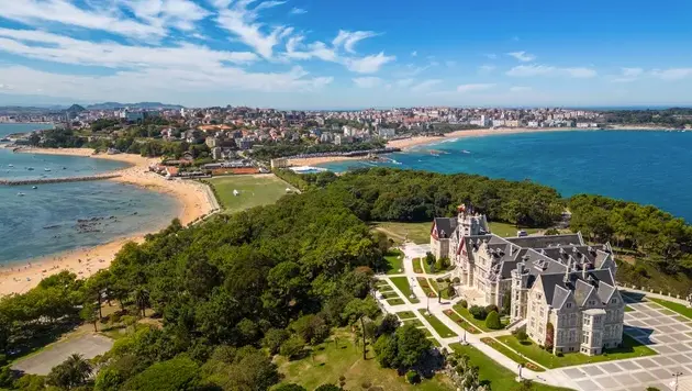 El Palacio de la Magdalena en Santander Espa&ntilde;a con vista a&eacute;rea de la pen&iacute;nsula y la ciudad con la playa soleada. / A.S.