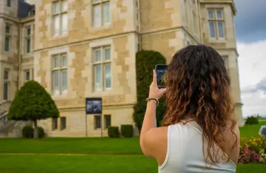 Una turista haciendo una foto al Palacio de la Magdalena. / A.S.