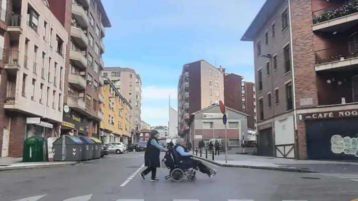 Dos personas paseando por una calle de Torrelavega. / S.D.
