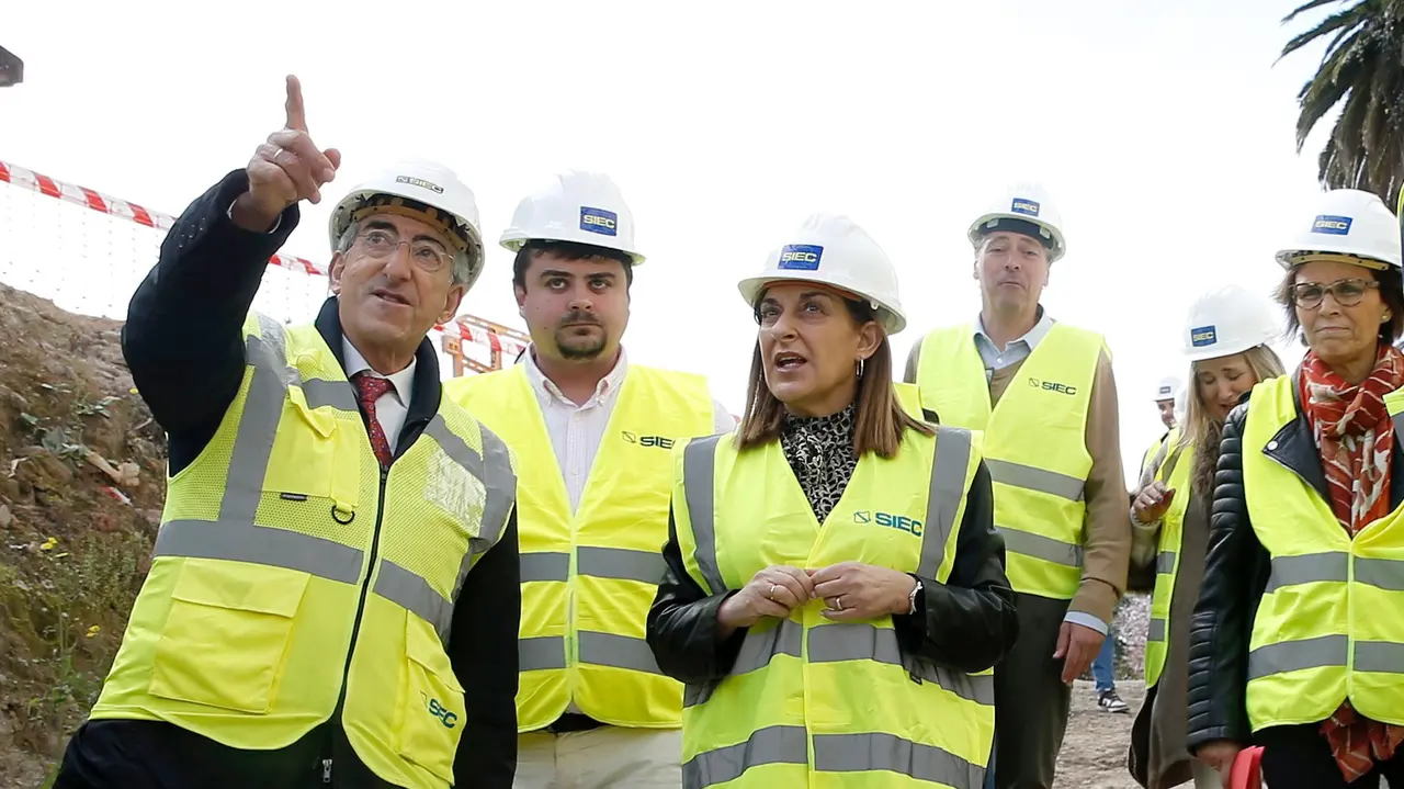 La presidenta de Cantabria visita las obras de La Lechera. / A.E.