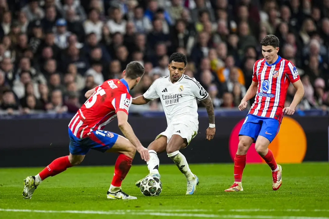 Rodrygo ante Lenglet en el partido de ida de la Champions en el Bernab&eacute;u. / EP