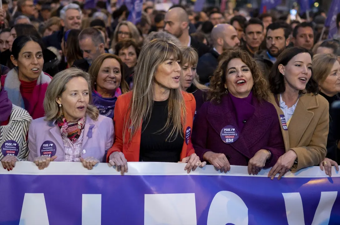 La presidenta del Banco Europeo de Inversiones, Nadia Calvi&ntilde;o; la mujer del presidente del Gobierno de Espa&ntilde;a, Bego&ntilde;a G&oacute;mez; y la ministra de Hacienda Mar&iacute;a Jes&uacute;s Montero, durante una manifestaci&oacute;n convocada por la Comisi&oacute;n 8M. /  Alberto Ortega / Archivo