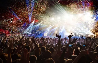 Varias personas disfrutan de un concierto. / A.S.
