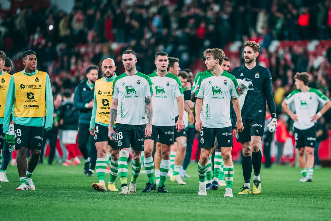 Los jugadores del Racing tras el partido ante el Sporting. / RRC