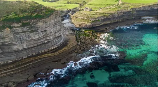 Vista a&eacute;rea del acantilado de El Bolao, en Alfoz de Lloredo. / A.S.